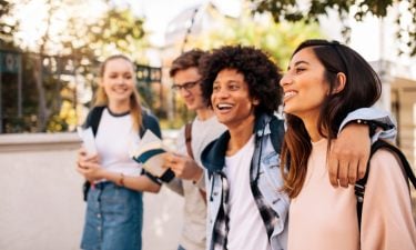 College students chatting about mystery shopping.